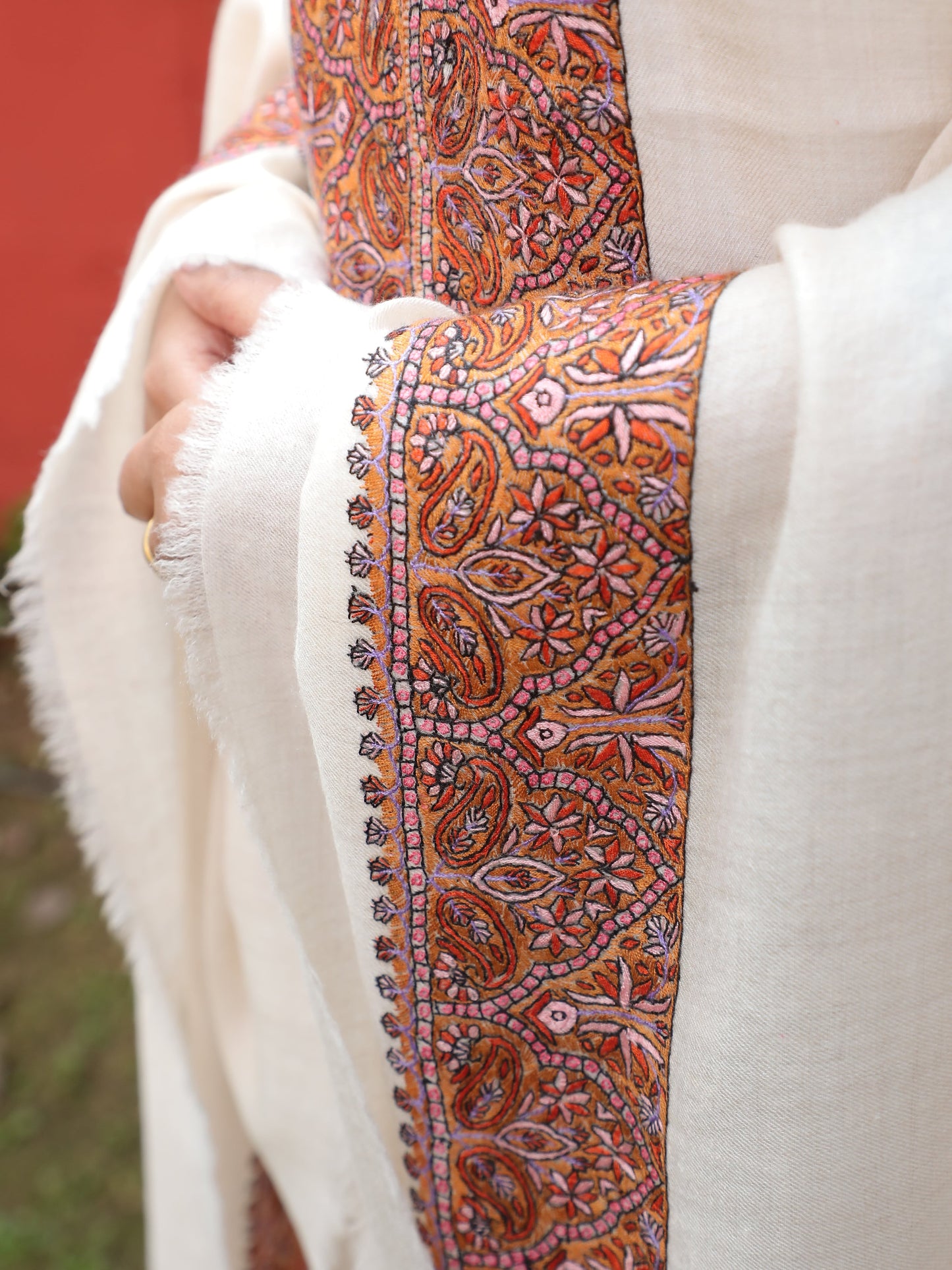 Sunehri Kareegar Pashmina, Noor-e-Ivory Sonpah Shawl