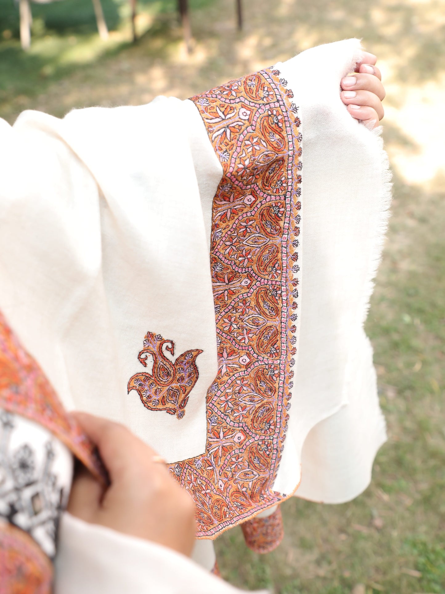 Sunehri Kareegar Pashmina, Noor-e-Ivory Sonpah Shawl