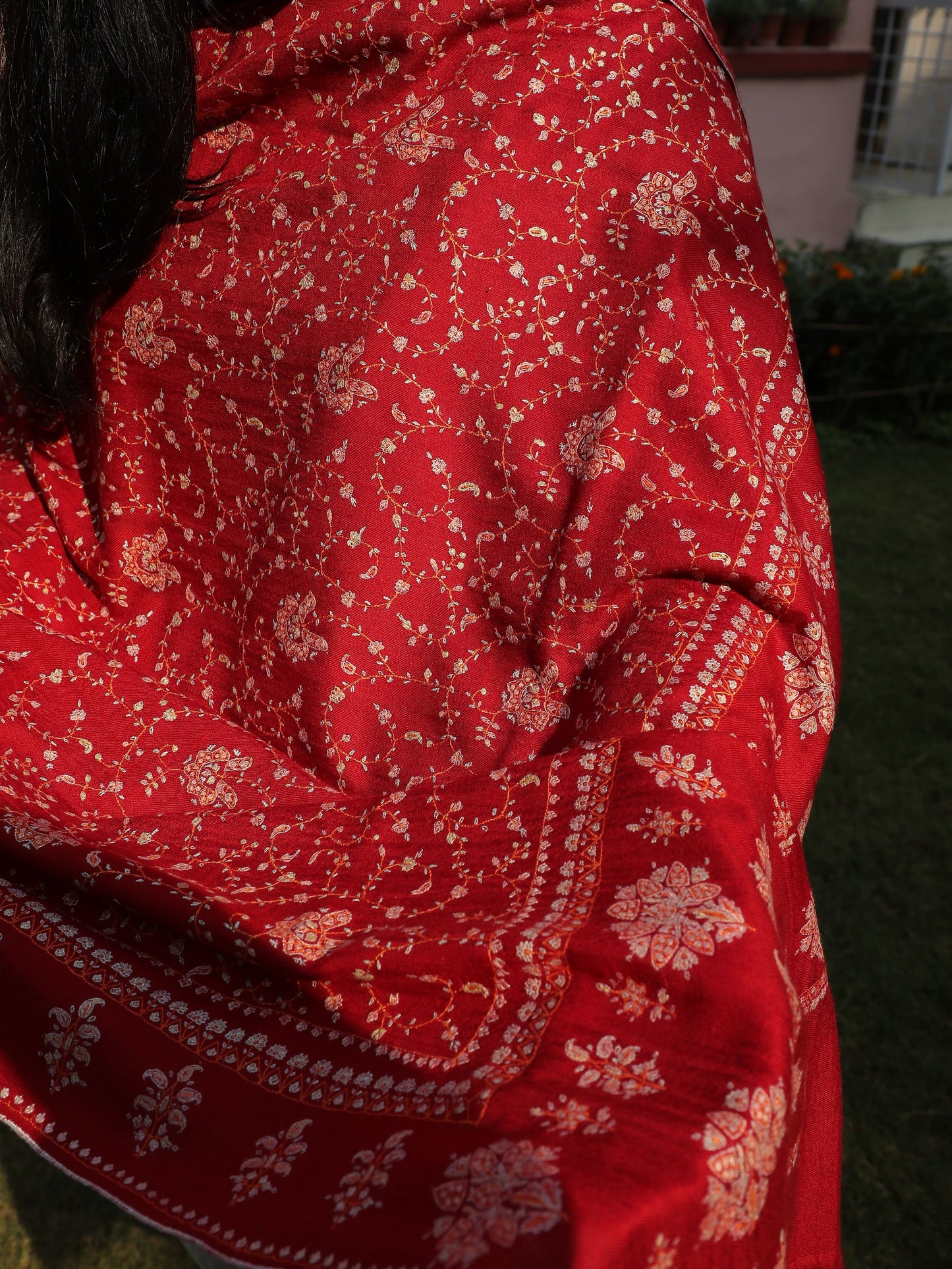 Gulnaar Sozni Shawl, Lal-e-Kashmir Shawl