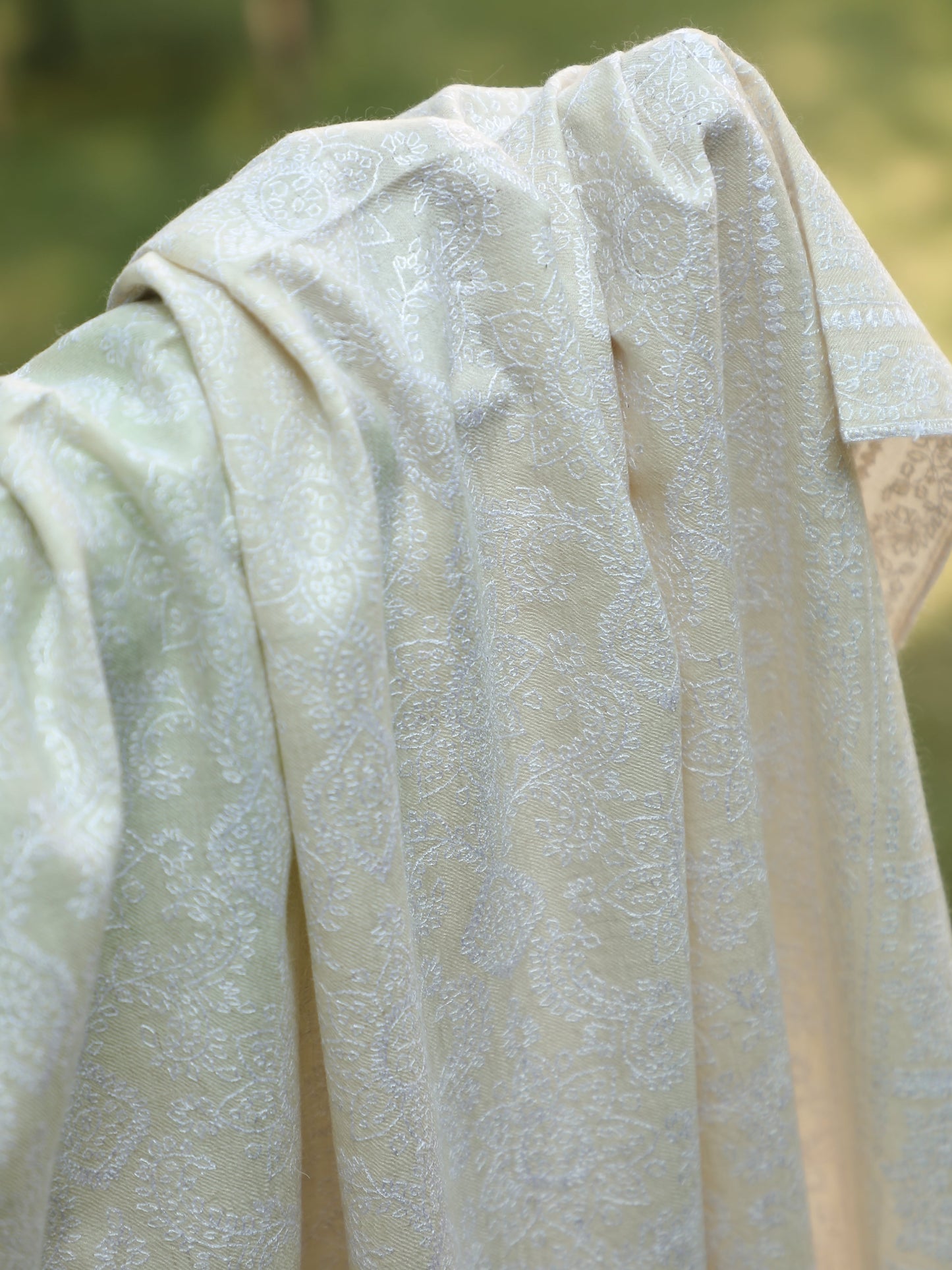 Sunehri Nazakat, Pearl Whisper Shawl